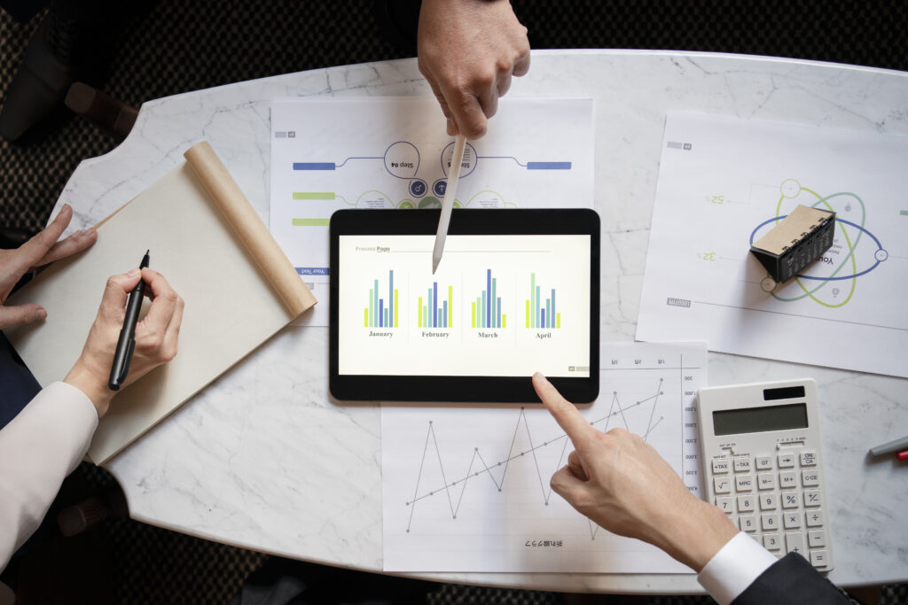 vista-superior-de-personas-de-negocios-que-trabajan-con-ipad